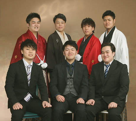 成人7名(カラー六切).jpg