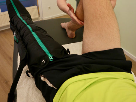 Drainage lymphatique manuel des jambes avec botte de compression