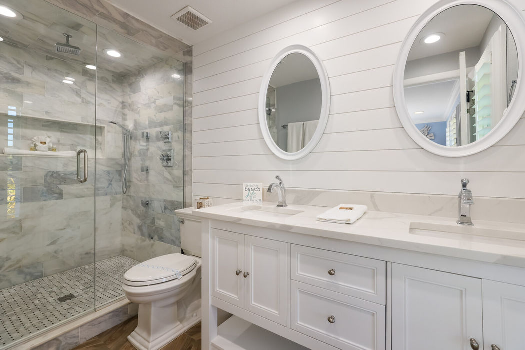Gorgeous Master Bath with Rainshower