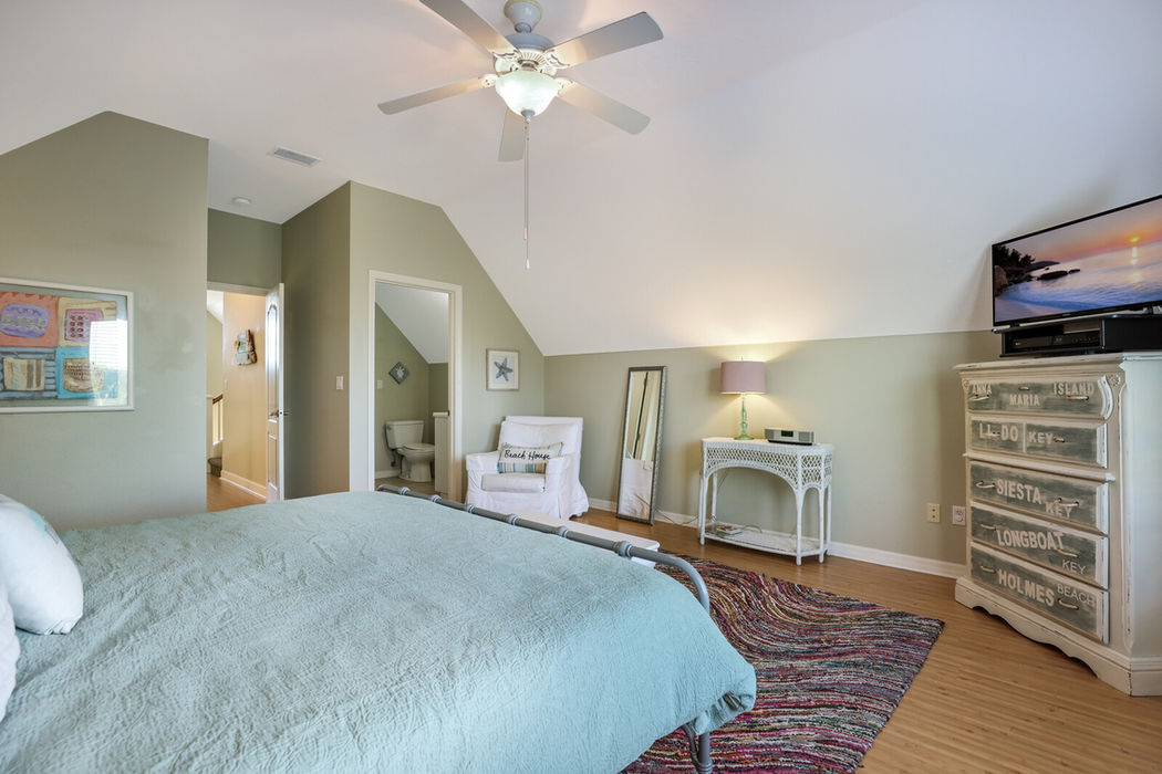 Masted bedroom, King bed