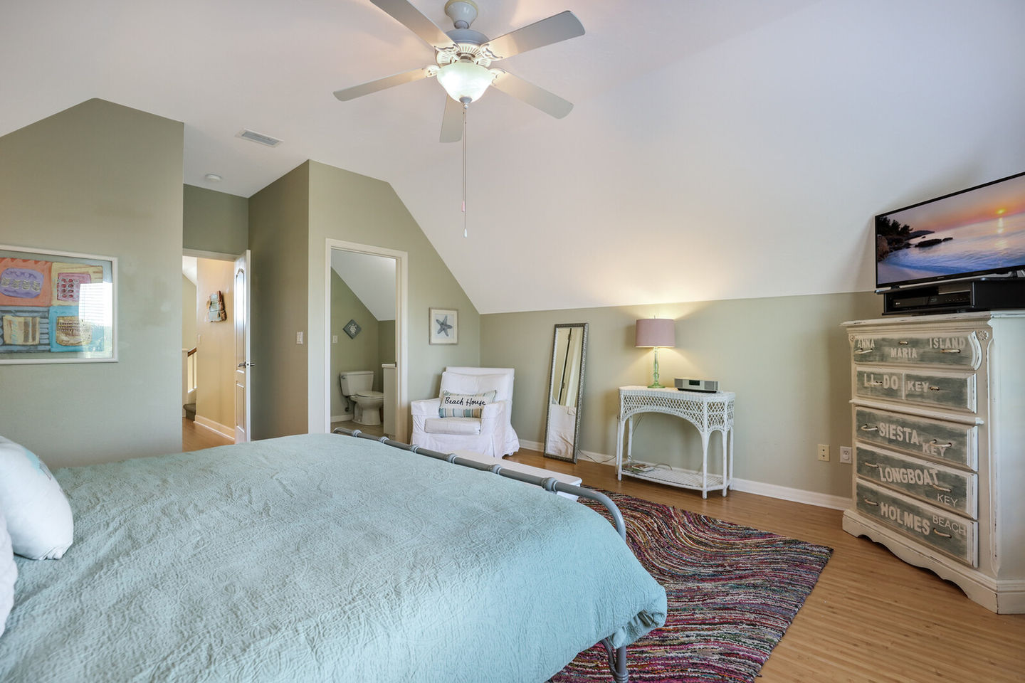 Masted bedroom, King bed