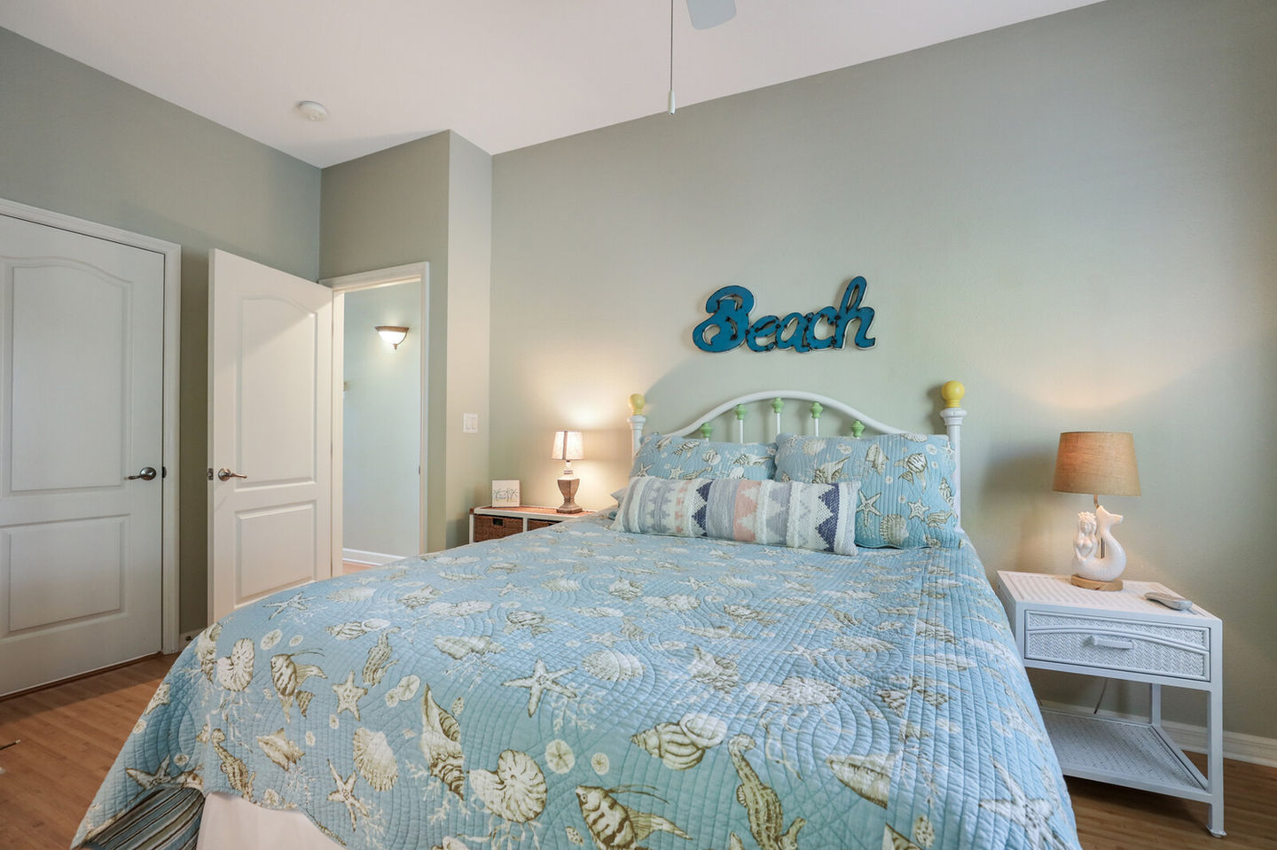 Second bedroom, Queen bed