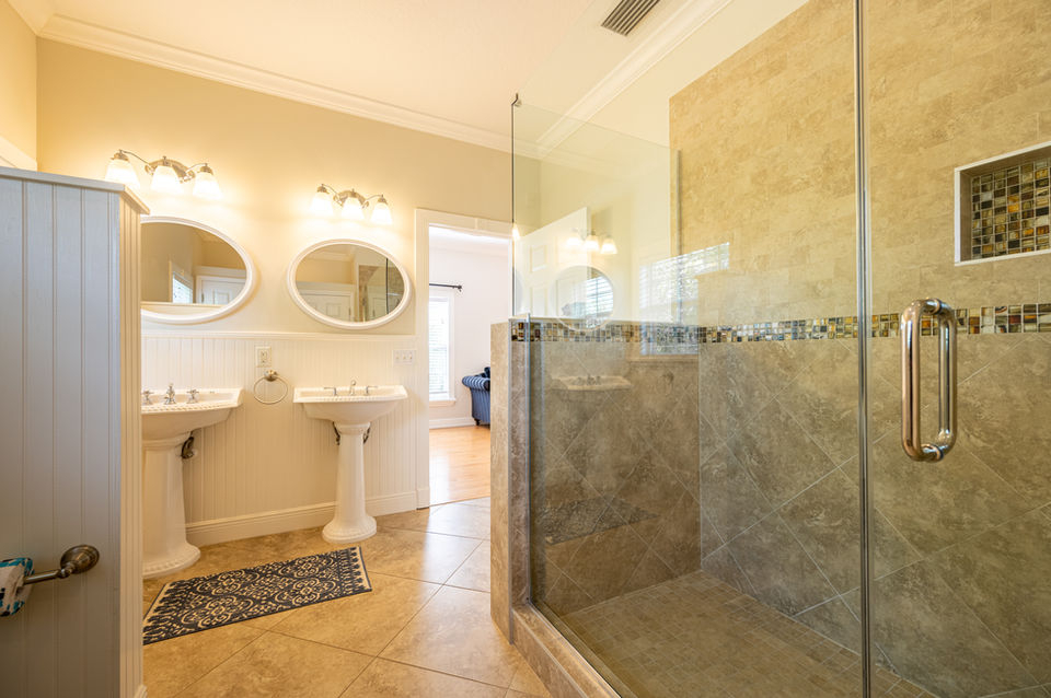 Master bedroom ensuite bath