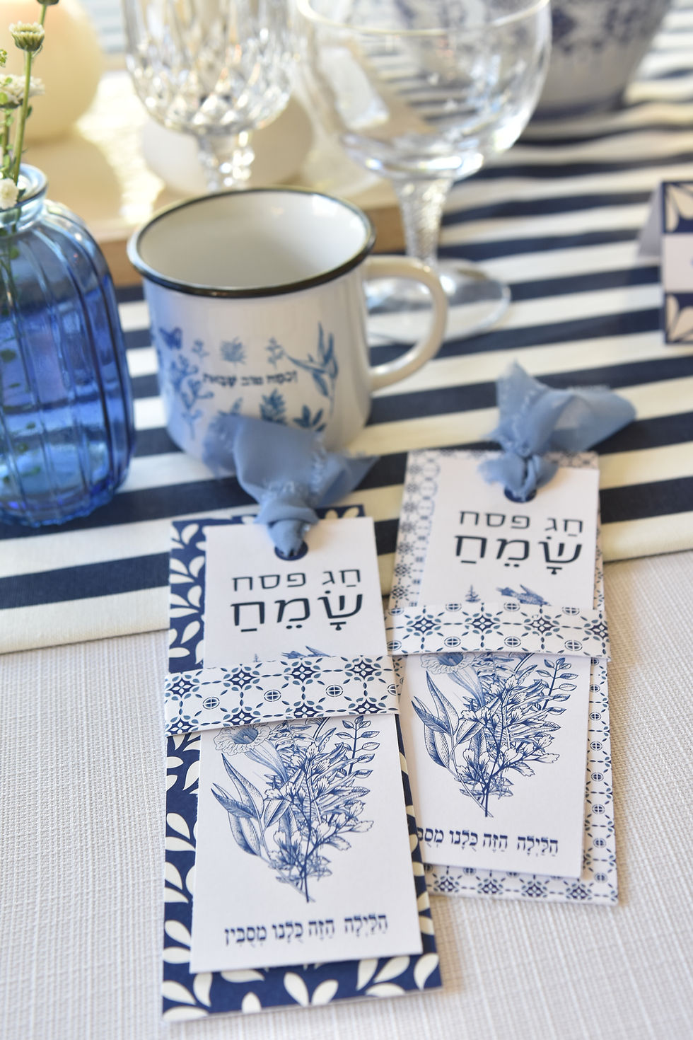 תמונה ממוזערת: עיצוב שולחן הסדר- פסח כחול לבן