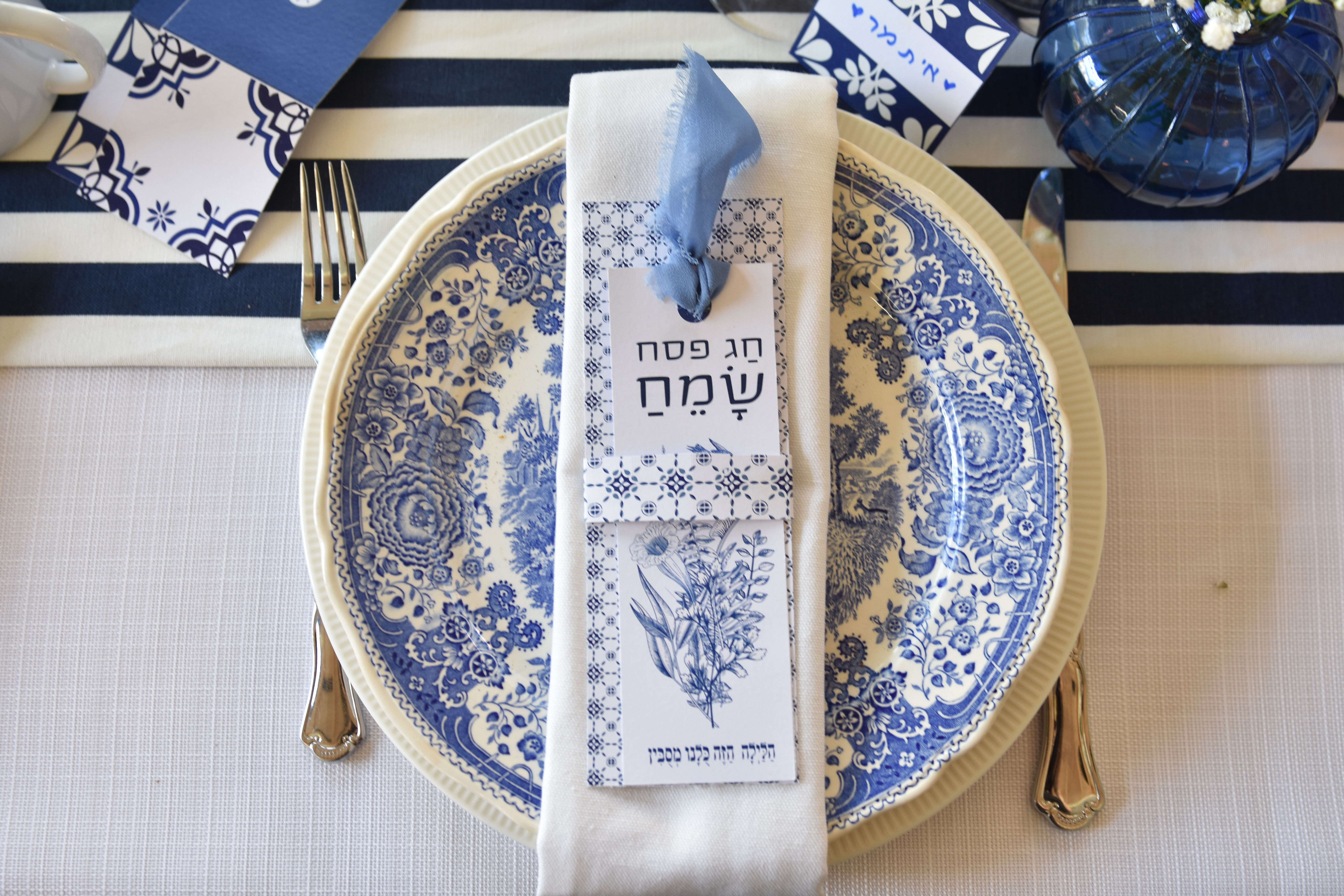 עיצוב שולחן הסדר- פסח כחול לבן
