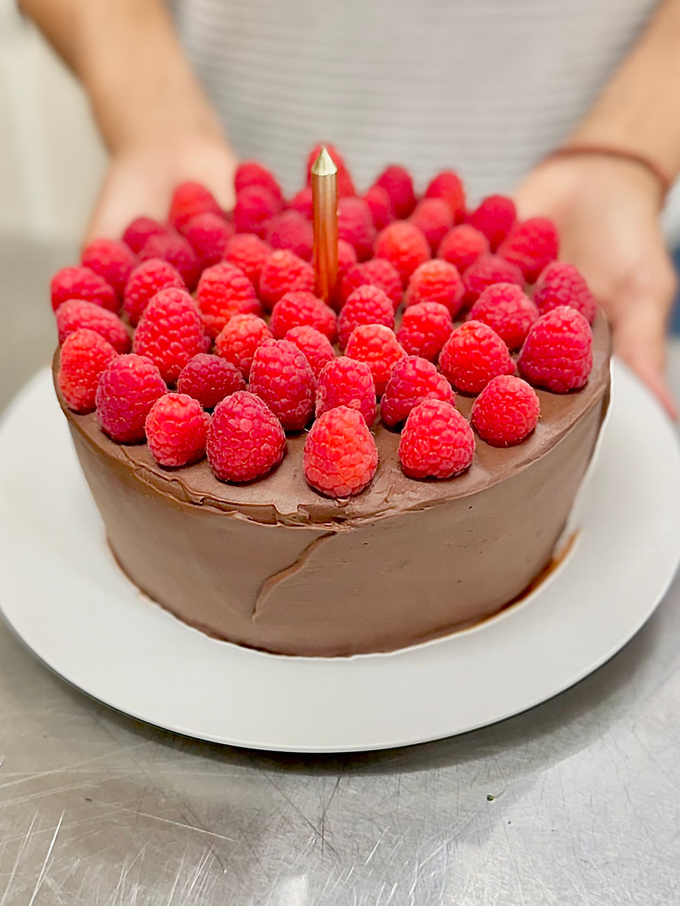 chocolate_cake_rasberries_uncut