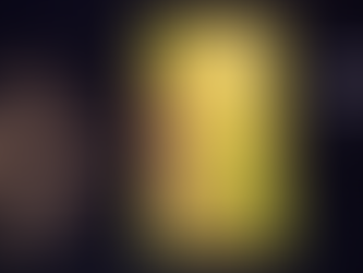 Pessoa celebrando aniversário em uma festa noturna, simbolizando superação, autoconfiança e redescoberta pessoal após um término difícil.