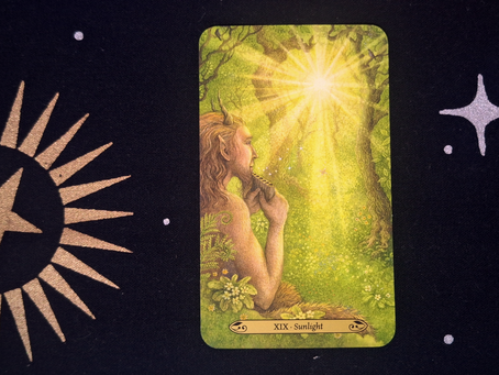 Pessoa celebrando aniversário em uma festa noturna, simbolizando superação, autoconfiança e redescoberta pessoal após um término difícil.