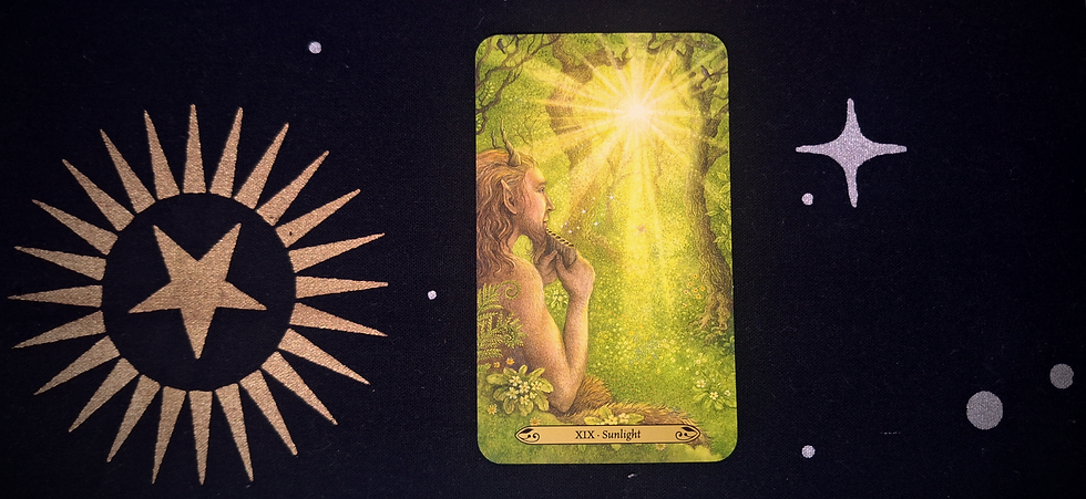 Pessoa celebrando aniversário em uma festa noturna, simbolizando superação, autoconfiança e redescoberta pessoal após um término difícil.