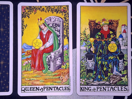 Imagem representando um processo de libertação emocional após o fim de um relacionamento, com elementos simbólicos do tarot e da jornada pessoal de superação.