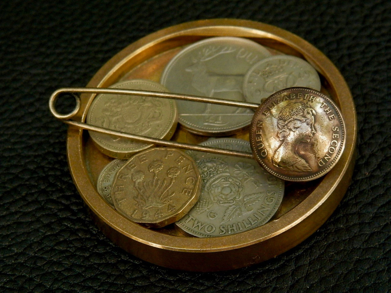 ＃B75 Hong Kong Coin Brooch