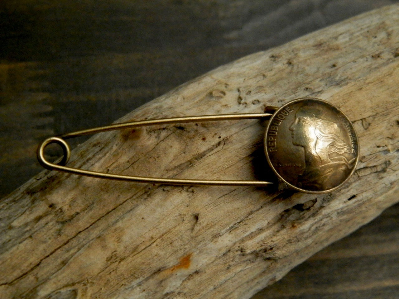 ＃B20　France Coin Brooch