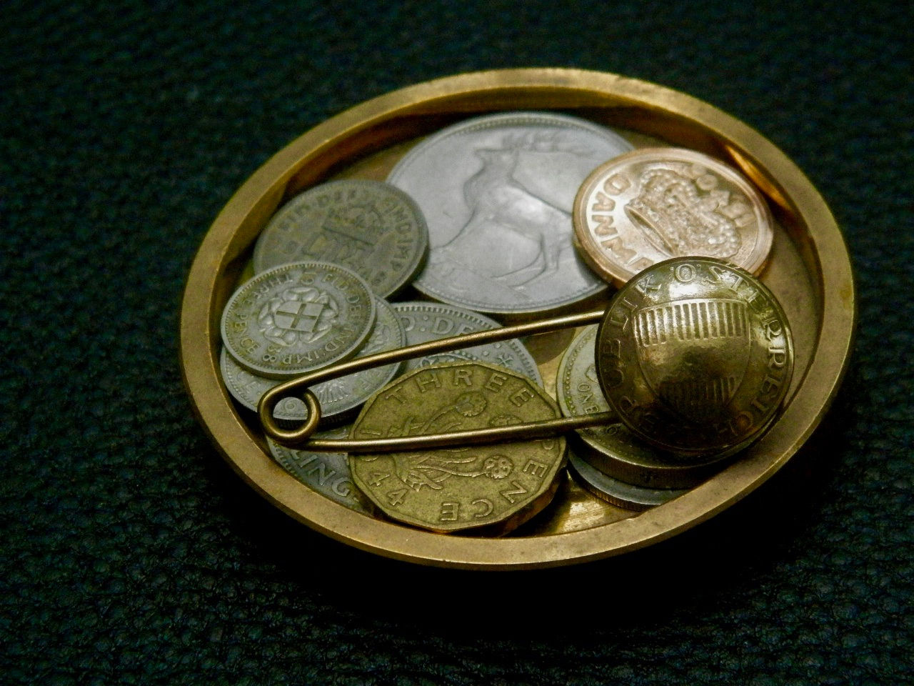 ＃B77　Austria Coin Brooch