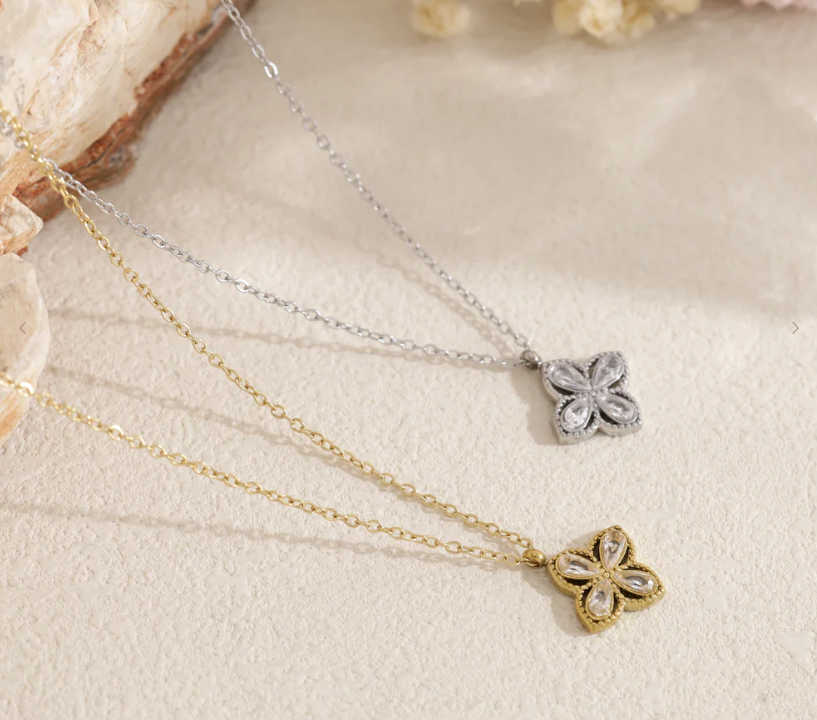 ✨ Collier Fleur à Quatre Pétales en Acier Inoxydable