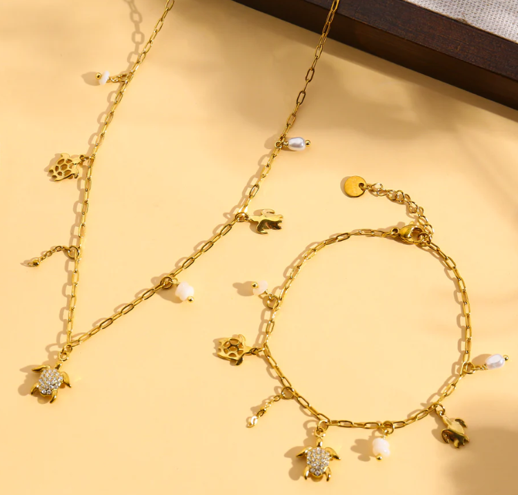 Miniature : ✨ Collier Doré Tortue Strassée & Perles Blanches