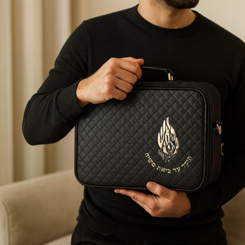 Valisette en similicuir 26*23 cm avec poignée, lettres et logo en relief - Noir