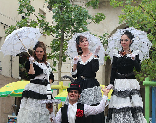 Les élégantes avec La compagnie Lune à l’autre déambulation, carriole musicale parade lumineuse drome, gard, bouche du rhone