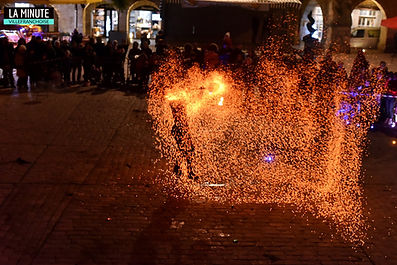 Les Iris de Bel avec La compagnie Lune à l’autre spectacle visuel avec crachat de feu, jonglerie et pyrotechnie Vaucluse bouc