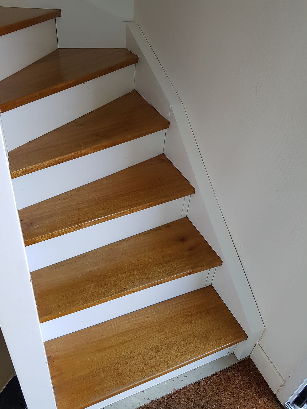 Miniature : Fabrication et pose d'une plinthe d'escalier (Stylobate)