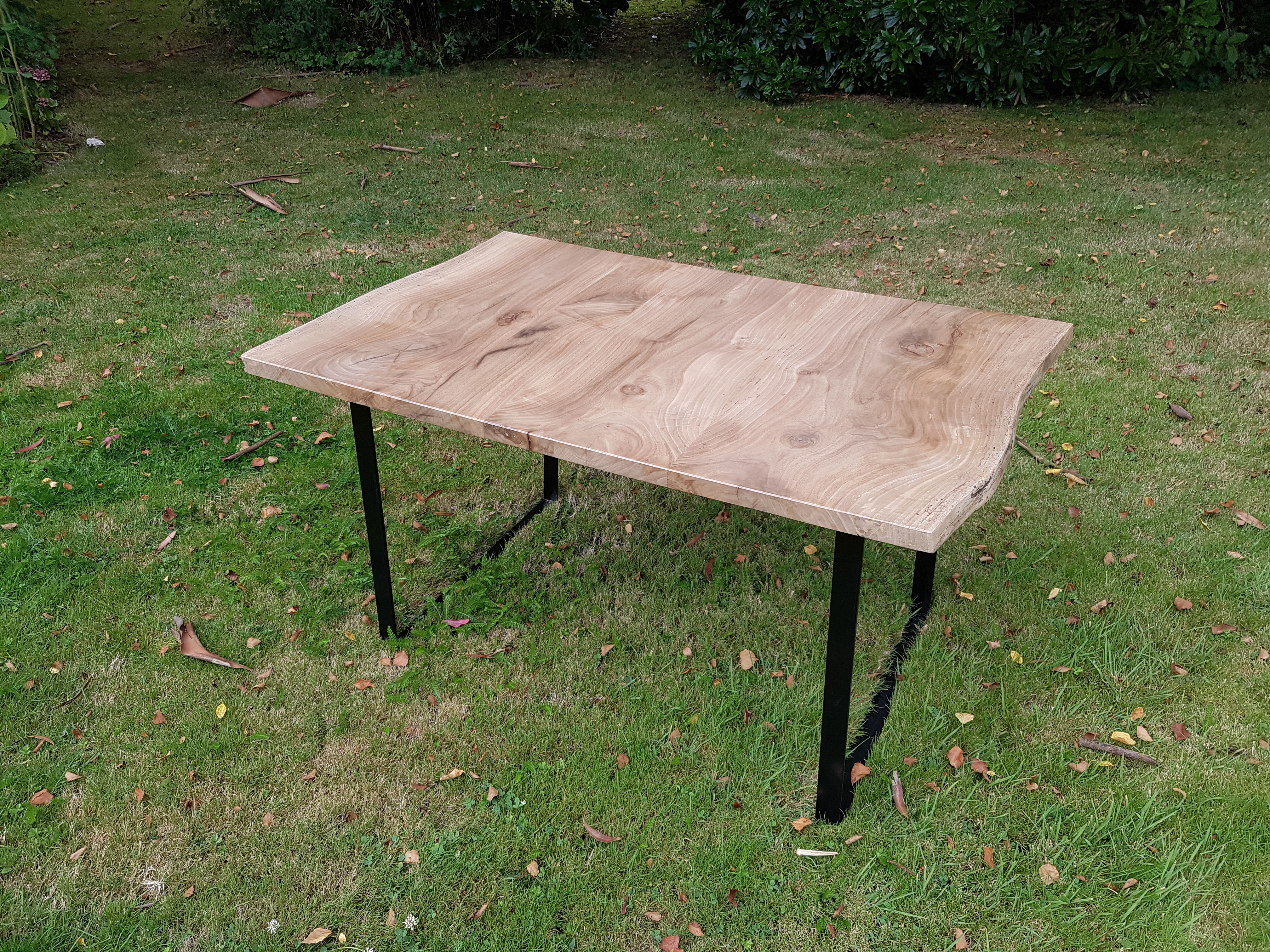 Table basse en noyer / pieds en acier