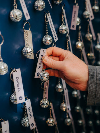 Seating chart met mini discoballen en naamlabels – originele wedding branding