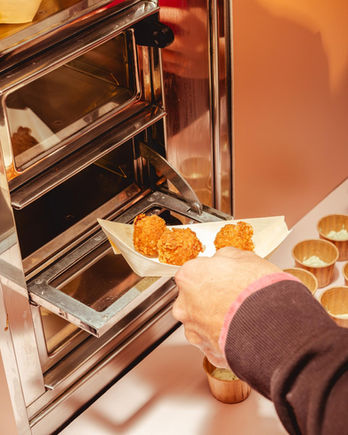 Eventbranding installatie – catering snackwall met warme hapjes, ontworpen door Visuall