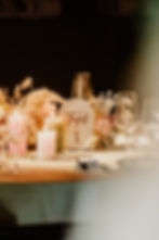 Eventbranding tafeldecoratie in hout met kaarsen, bloemen en tafelnummer, creatief grafisch design door Visuall