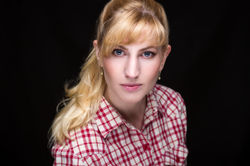 Lenka_Olšanová_headshot_casual