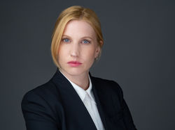 Lenka Olšanová headshot 2022-vážná