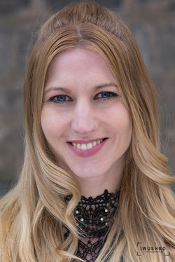 Lenka Olšanová headshot úsměv