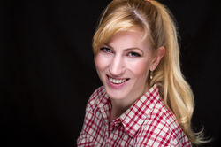 Lenka_Olšanová_headshot_smile