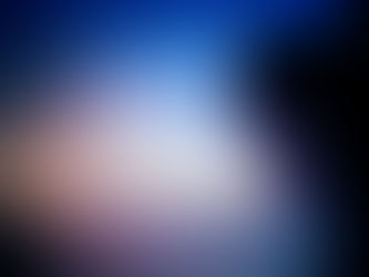 La foto de un joven mirando a la cámara en un atardecer