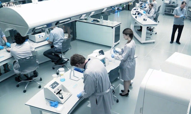 Científicos en un laboratorio experimentado con androides