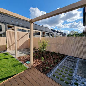 Niewielki ogród z projektem ogrodzenia, pergoli i trzech tarasów