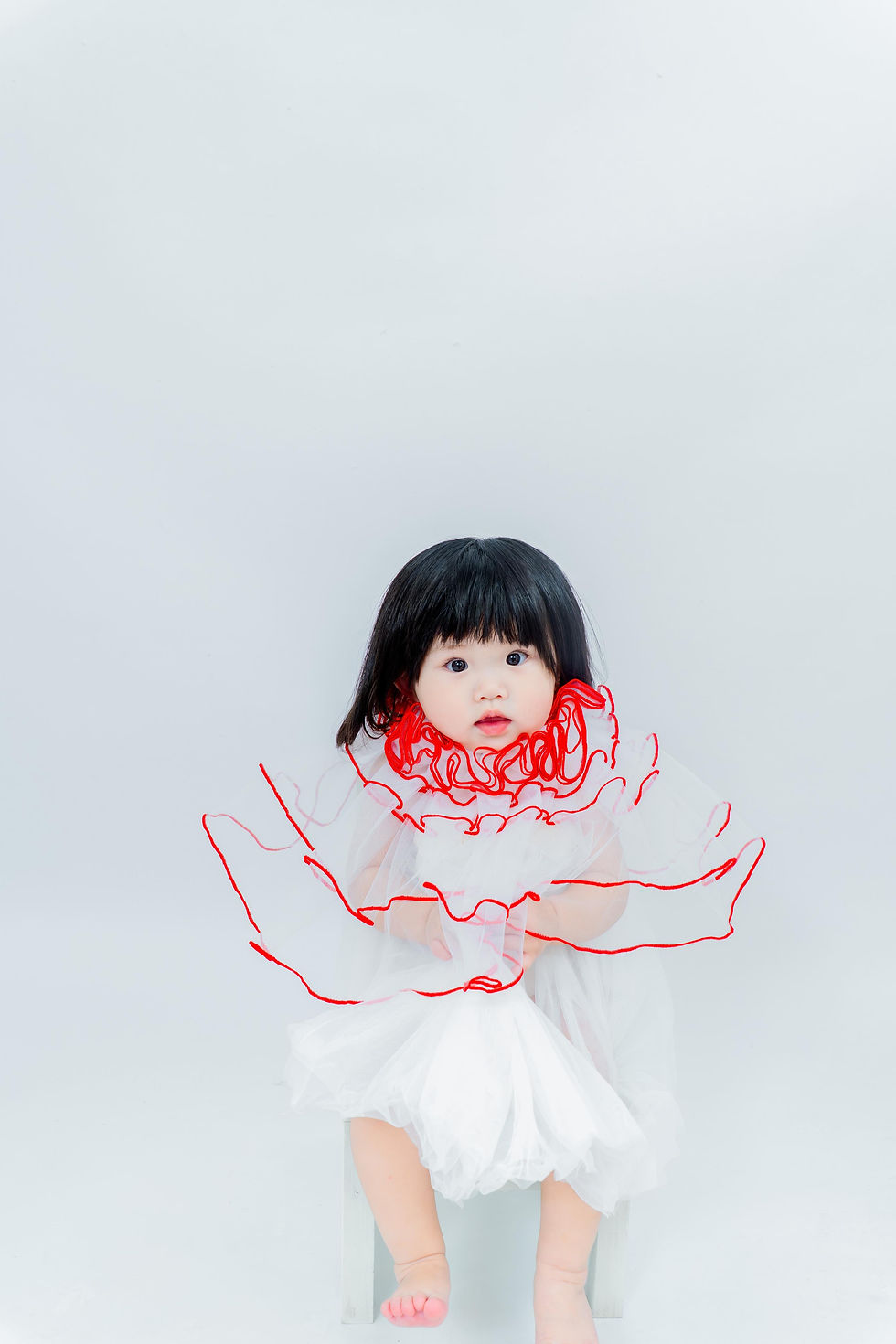 ホワイトチュールのつけ襟をまとってお姫様のように撮影する女の子