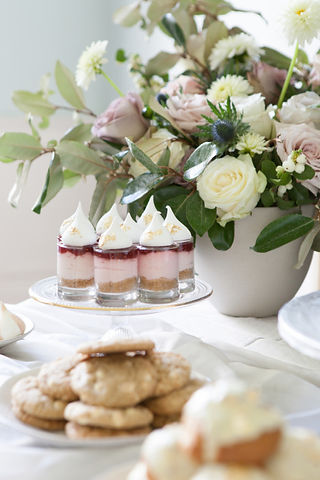 Swanky-London-Wedding-Inspiration-Filled-With-Pretty-Dessert-Ideas-Amanda-Karen-Photography-30-555x832