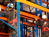 Desmontagem e remontagem de estruturas porta-paletes