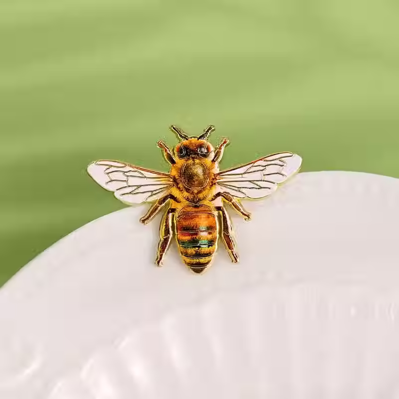 Miniatura: Broche Abelha da Prosperidade – Coleção Jardim Arcano