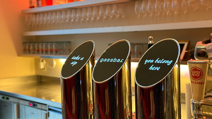 Drei Zapfhähne mit den Schriftzügen «Take a sip», «Gassbar» und «you belong here» in der Gassbar Solothurn