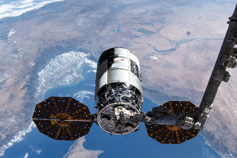 ยานบรรทุกสินค้า Cygnus ลำที่ 21 ของบริษัท Northrop Grumman ซึ่งมาพร้อมแผงโซลาร์เซลล์ UltraFlex ภาพถูกถ่ายในขณะอยู่ในแขนกลหุ่นยนต์ Canadarm2 ในวันที่ 6 สิงหาคม 2024 (Credit: NASA)