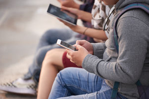 Dapat ba ang cellphone sa loob ng paaralan?