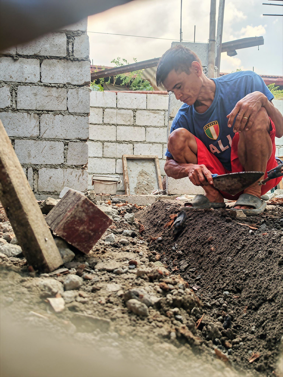 Sa kabila ng pagod at init ng araw, patuloy na nagsisikap si Alfredo Santos Sr., 65, upang maitaguyod at mabuo ang pinapangarap na tahanan para sa kaniyang pamilya sa Dampol 2nd A, Pulilan, Bulacan nitong ika-21 ng Mayo. Aniya, mahalagang araw-araw ang pagtatrabaho upang unti-unting maitatag ang bahay na kanilang pinag-ipunan at magiging tahanan ng kaniyang pamilya.