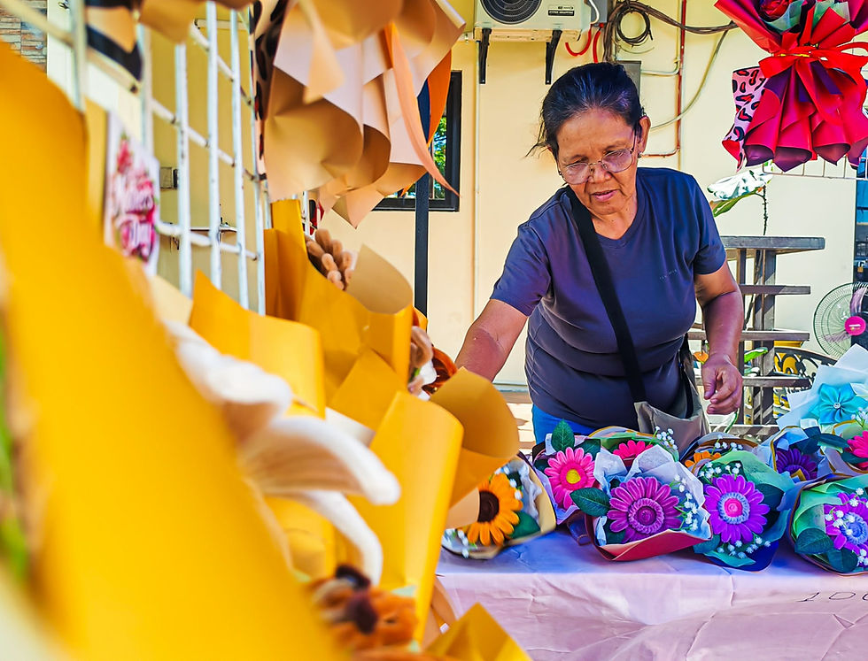 Dahil Araw ng mga Nanay ngayon, naisipang magtinda ni nanay Letty Reyes, 64, ng mga bulaklak na gawa sa fuzzy wires sa harap ng Lumang Barangay Hall ng Cutcot nitong Ika-10 ng Mayo upang magkaroon ng mapag-kakaabalahan habang kumikita pa rin ng pera. Ani niya "Kasama ko ang anak ko sa paggawa tuwing uuwi sya sa trabaho kasi makita ang mga bulaklak ngayong Mother's Day tsaka para may extra income kami ng pamilya ko. "