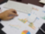 grafici che mostrano il tempo e le performance dei dati delle campagne di paid avertising nel marketing