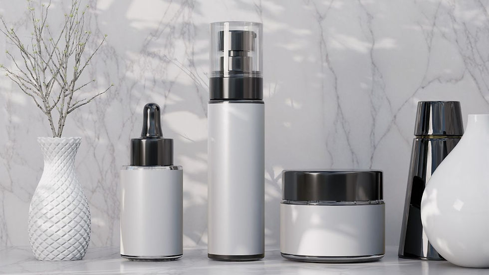Dettaglio di etichette cosmetiche su packaging trasparente con materiali resistenti ad acqua e umidità.
