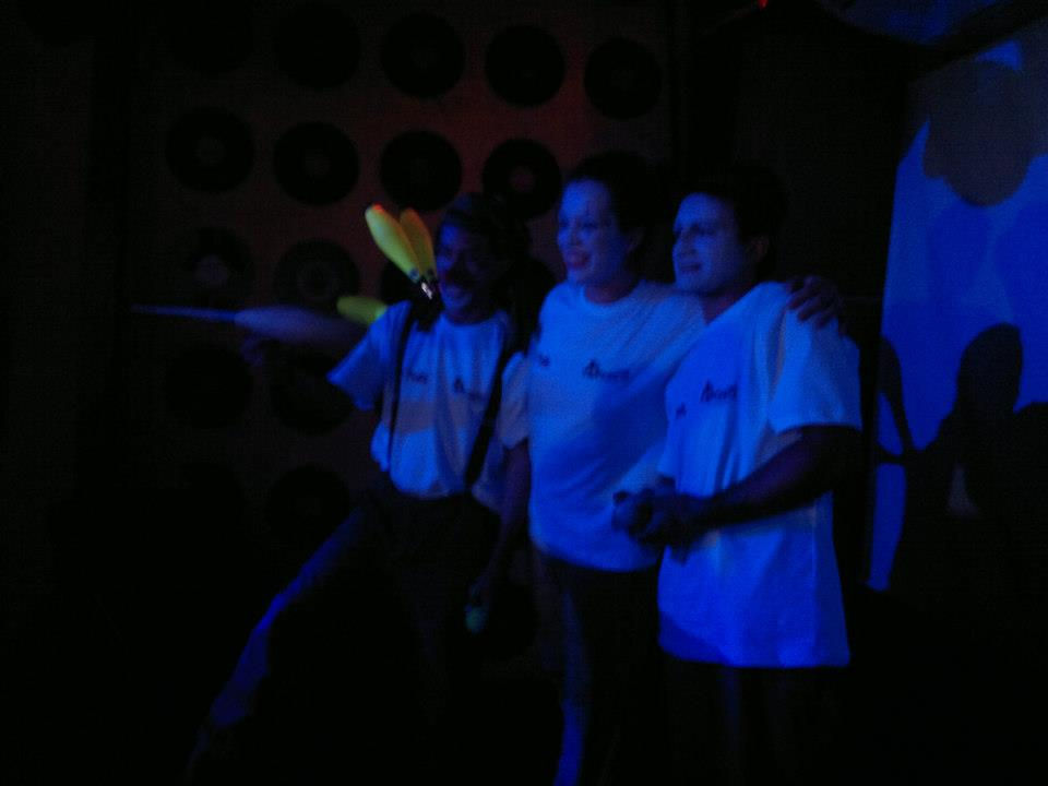 Dancarinos e malabares para agitar a tutma