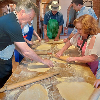 gente che fa la pasta.jpg