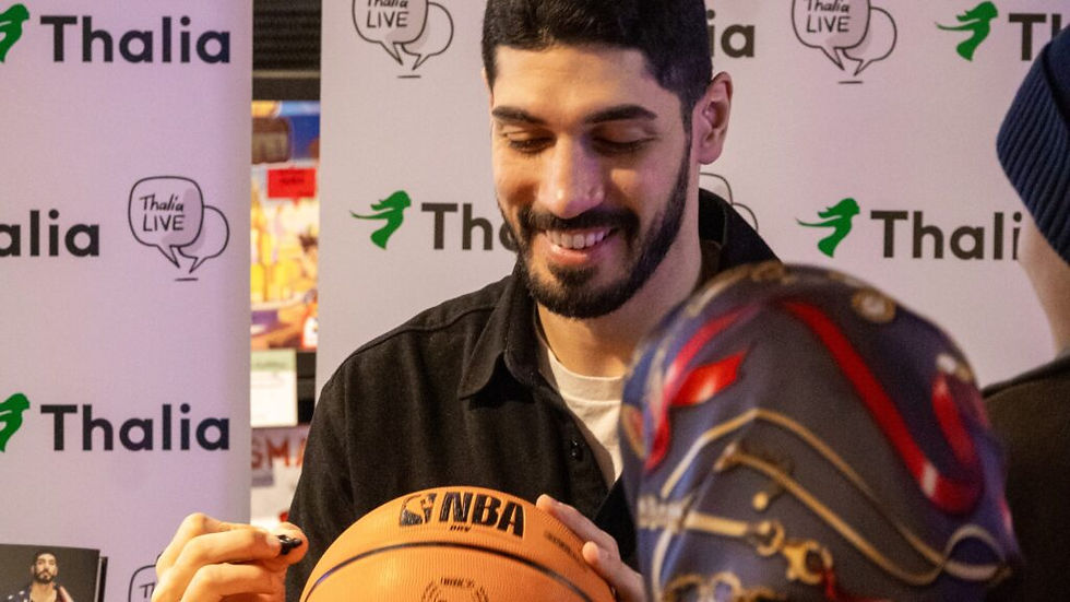 Erfolgreiche Signierstunde mit Enes Kanter Freedom in Wien