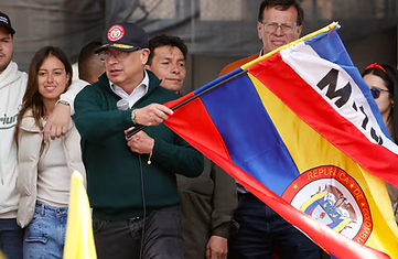 01 El presidente Gusta Petro enarbola la bandera del grupo guerrillero M-19.png