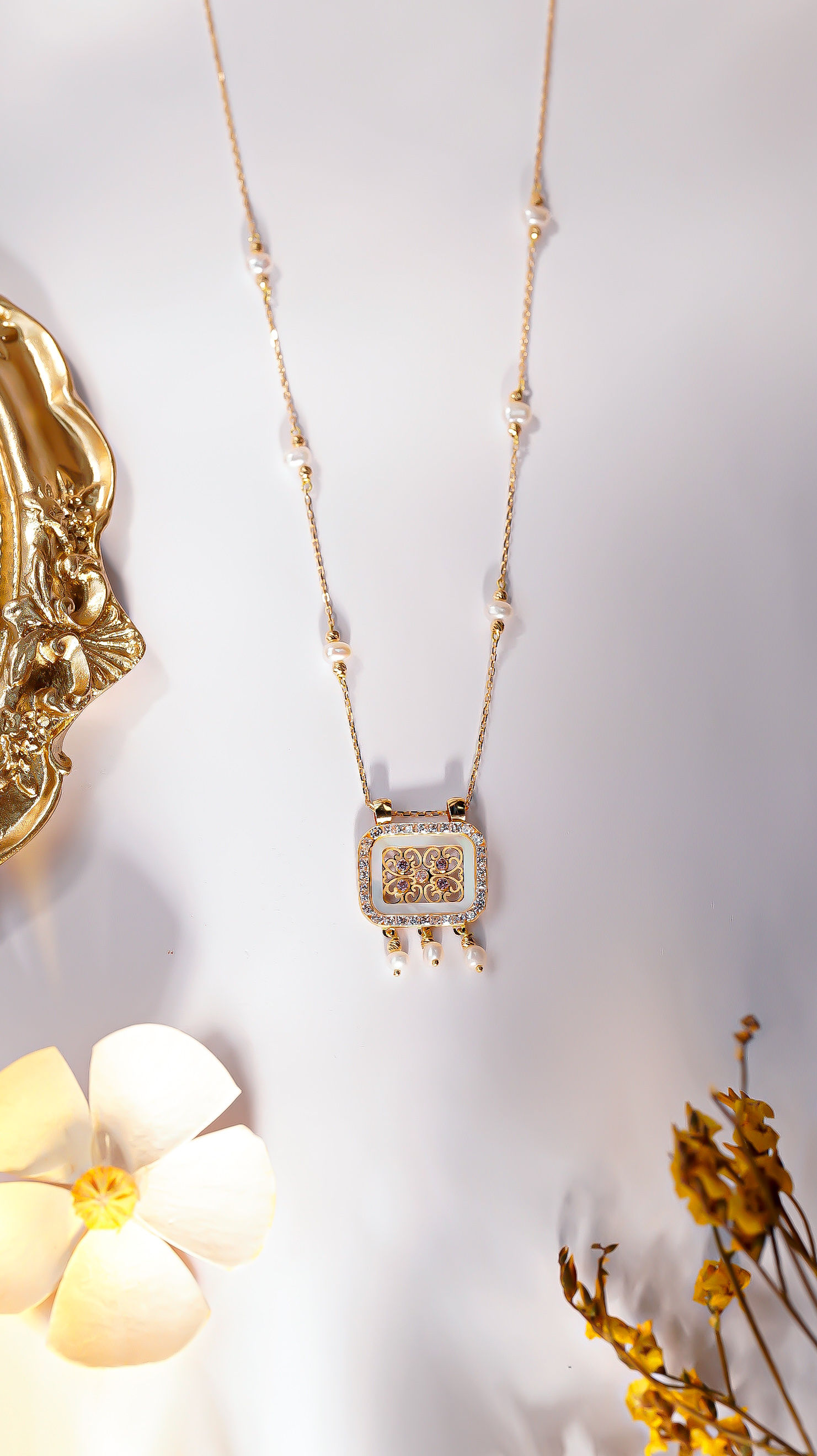 عقد ذهب عيار 18